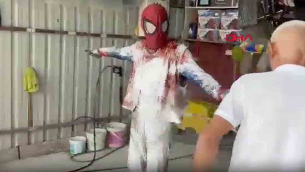 Foto - Türkiye’yi gezerken yolu oto yıkamacıya düştü! Örümcek Adam’ı hortumla yıkadılar