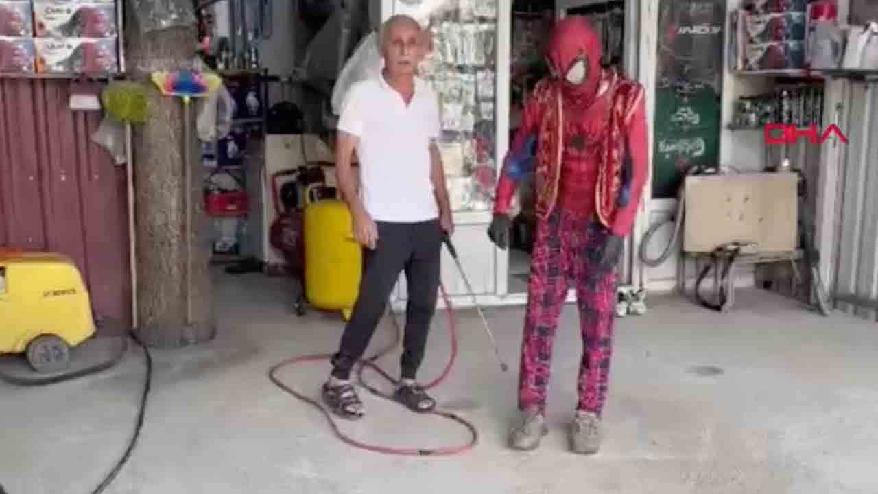 Foto - Türkiye’yi gezerken yolu oto yıkamacıya düştü! Örümcek Adam’ı hortumla yıkadılar