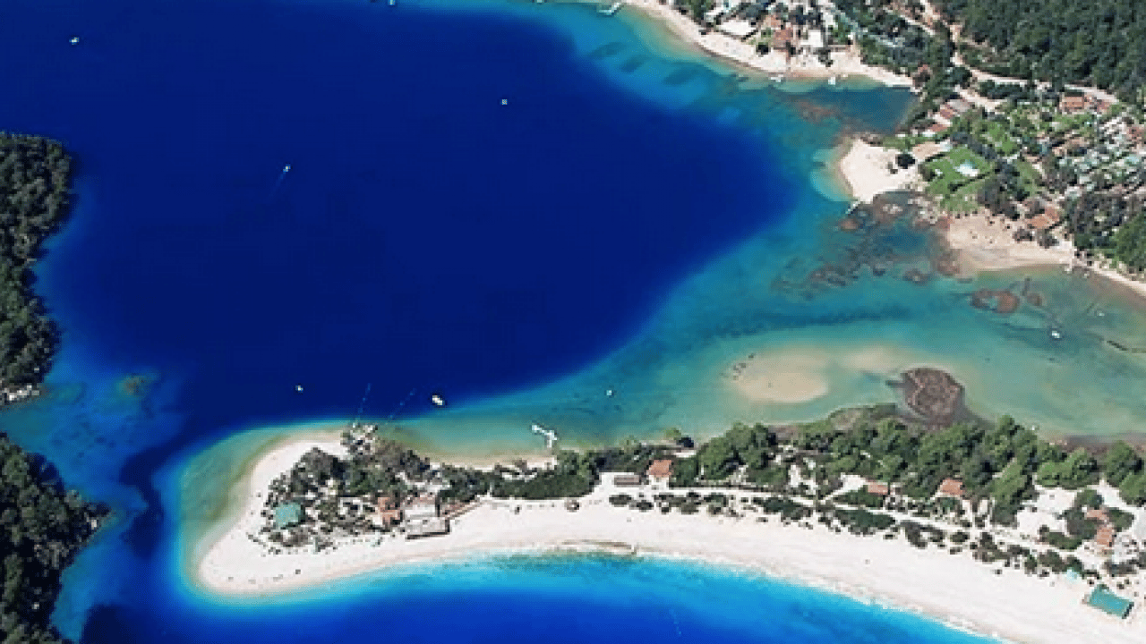 Foto - Turkuaz denizi ve doğal güzelliği ile turistlerin gözdesi: Ölüdeniz Avrupa'nın en değerli 4. plajı 