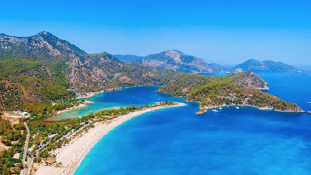 Foto - Turkuaz denizi ve doğal güzelliği ile turistlerin gözdesi: Ölüdeniz Avrupa'nın en değerli 4. plajı 