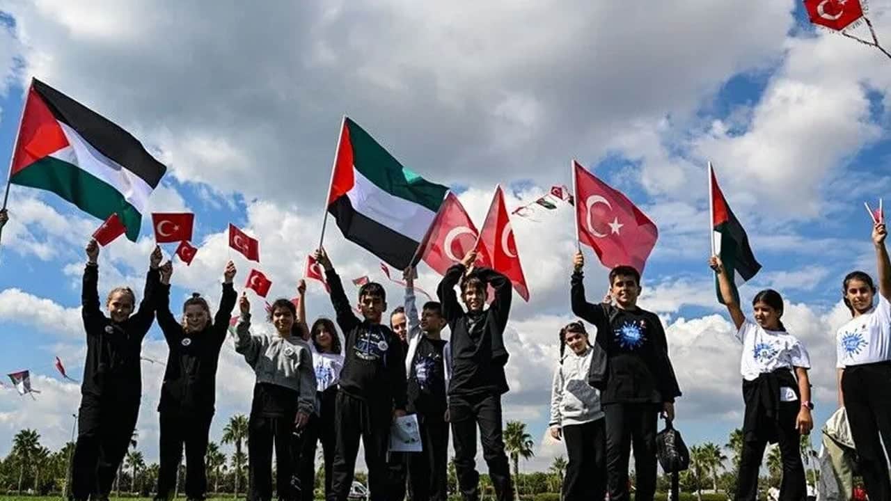 Foto - Uçurtma uçurup gökyüzüne saldılar: İsrail'in zulmüne karşı uçurtmalar havalandı