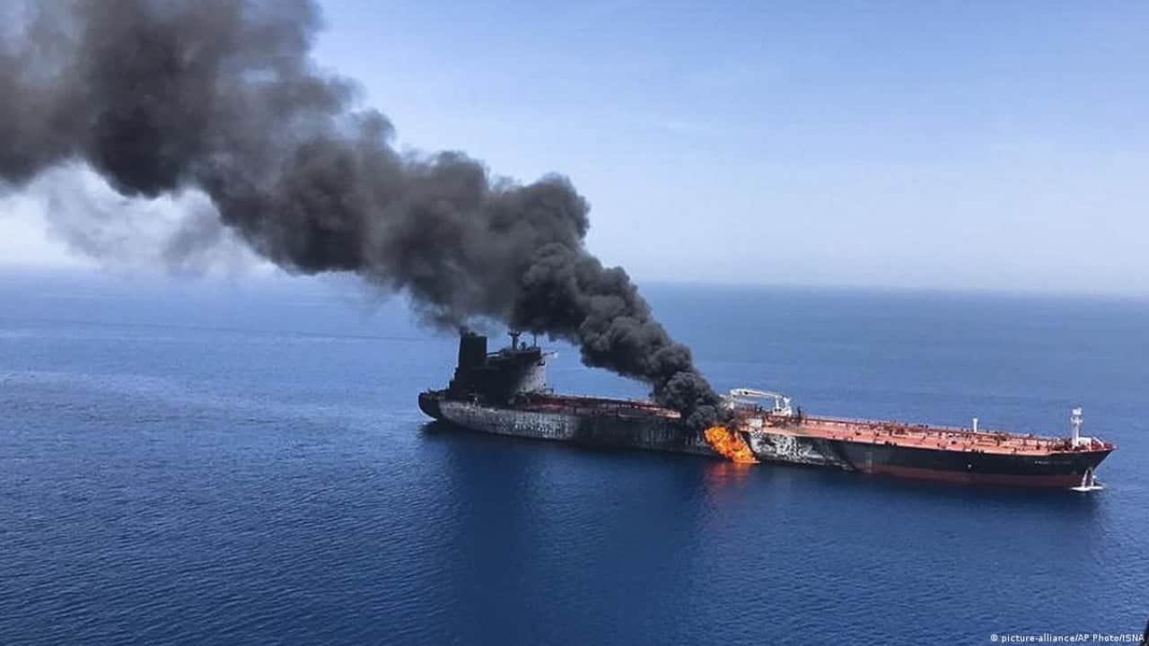 Foto - UKMTO doğruladı! Dev petrol tankeri vuruldu