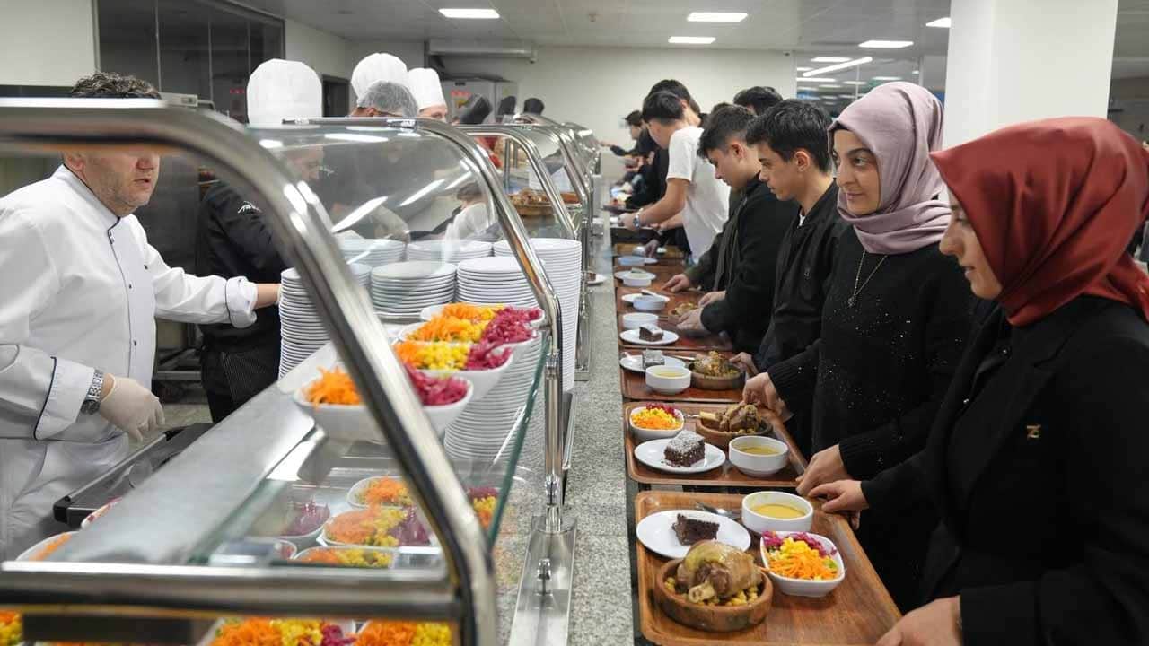 Ümraniye’de bir örnek uygulama daha: Üniversite öğrencilerine ücretsiz akşam yemeği