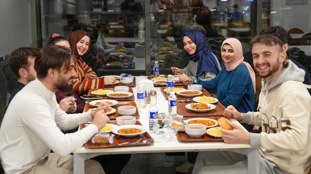 Foto - Ümraniye’de bir örnek uygulama daha: Üniversite öğrencilerine ücretsiz akşam yemeği