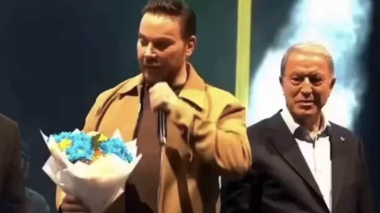 Ünlü şarkıcı Sinan Akçıl’dan sahnede şok! AK Partili Hulusi Akar’ın yüzüne vurdu