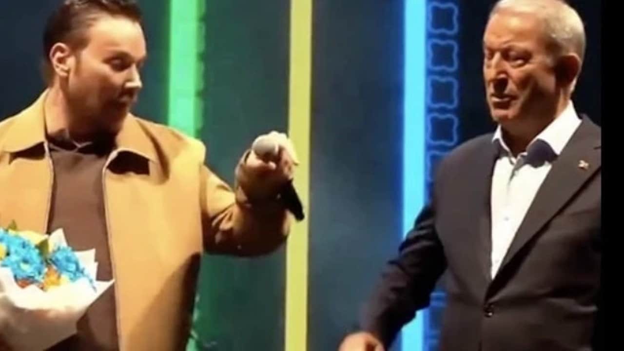 Foto - Ünlü şarkıcı Sinan Akçıl’dan sahnede şok! AK Partili Hulusi Akar’ın yüzüne vurdu