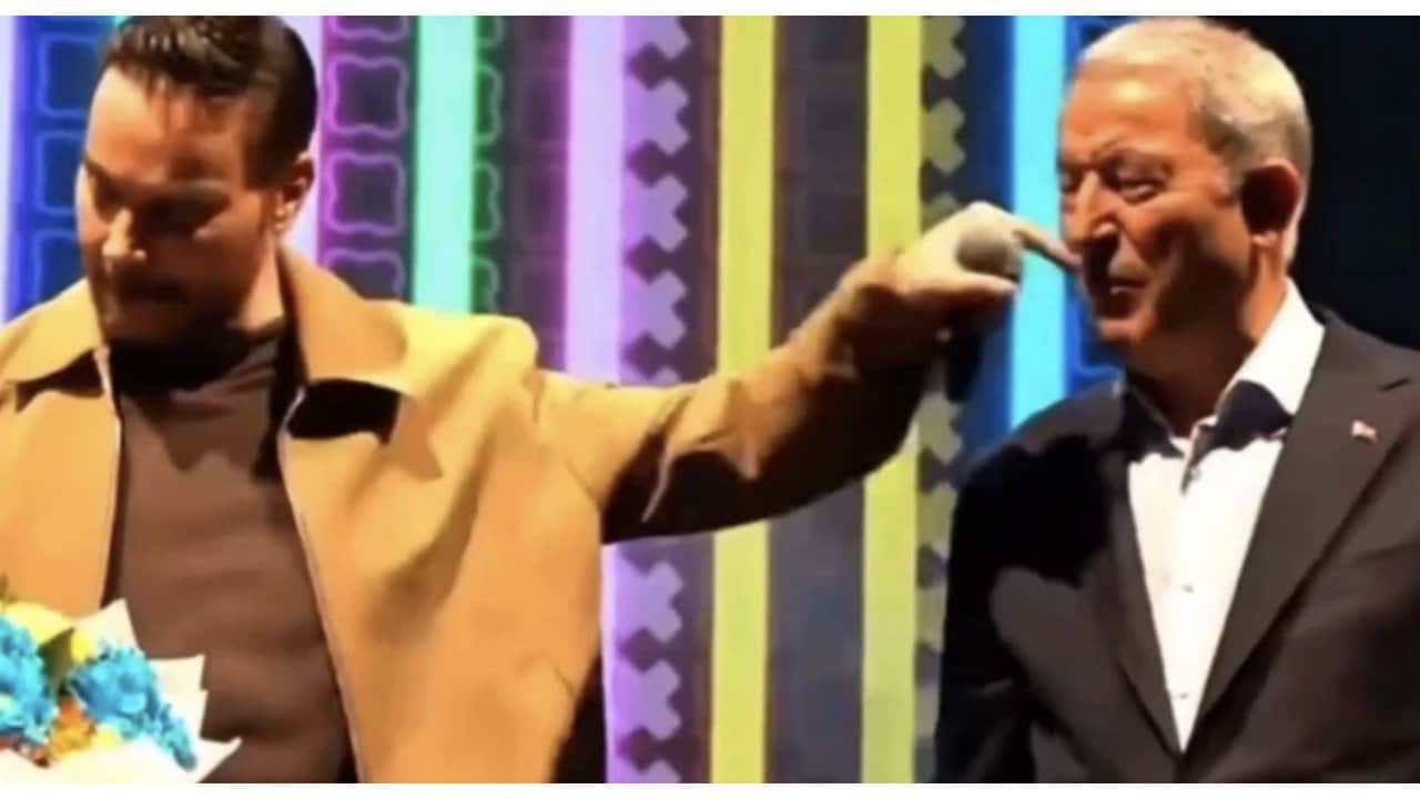Foto - Ünlü şarkıcı Sinan Akçıl’dan sahnede şok! AK Partili Hulusi Akar’ın yüzüne vurdu