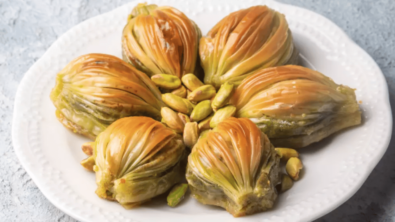Foto - Ünlü şeften midye baklava tarifi: Dışı çıtır içi irmik! İftara nefis şerbetli tatlı