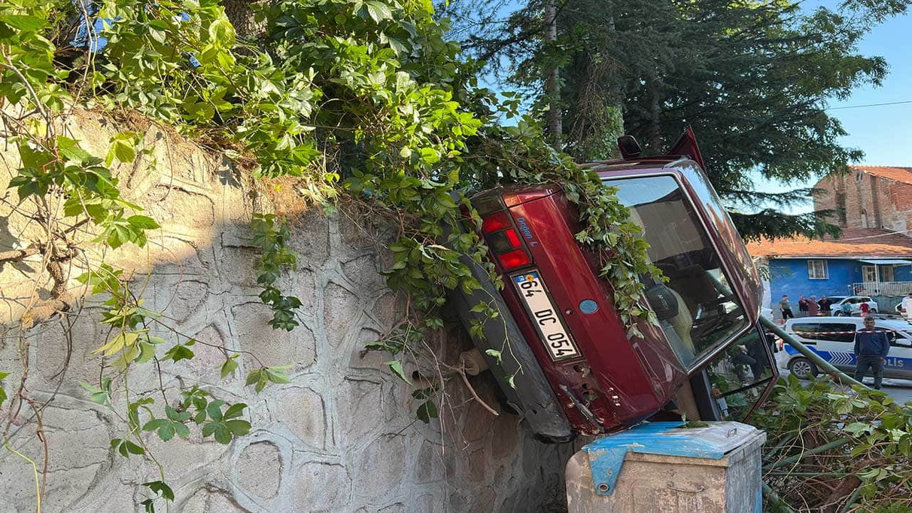 Foto - Uşak'ta kontrolden çıkan otomobil ağaçlara çarptı! Savrulan araç istinat duvarındaki demir korkuluklarda asılı kaldı!