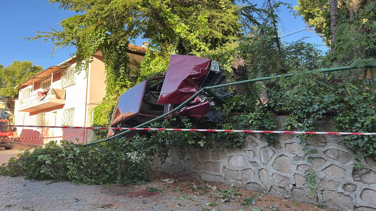 Foto - Uşak'ta kontrolden çıkan otomobil ağaçlara çarptı! Savrulan araç istinat duvarındaki demir korkuluklarda asılı kaldı!