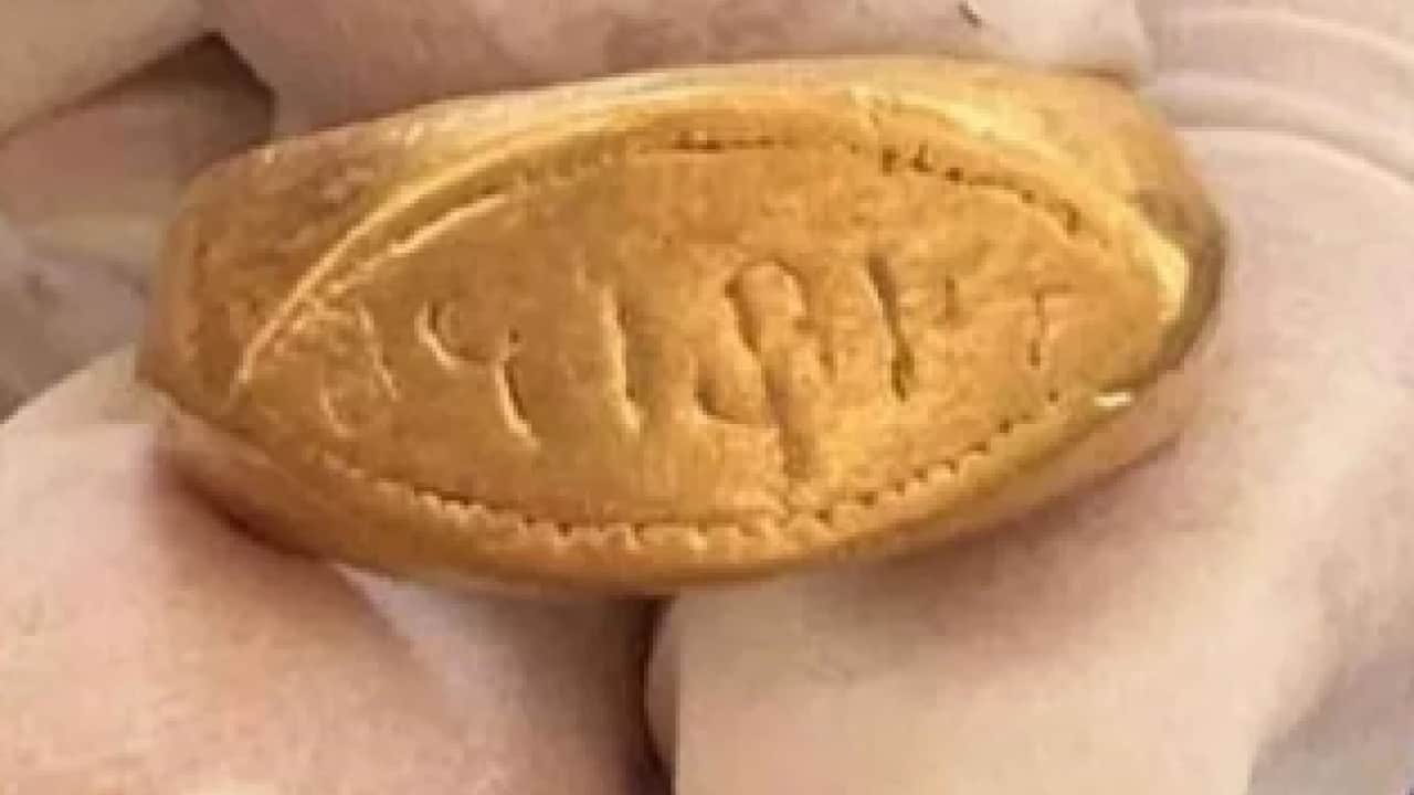 Foto - Üstündeki yazı dikkat çekti: Pirinç tarlasında 2 bin yıllık yüzük!
