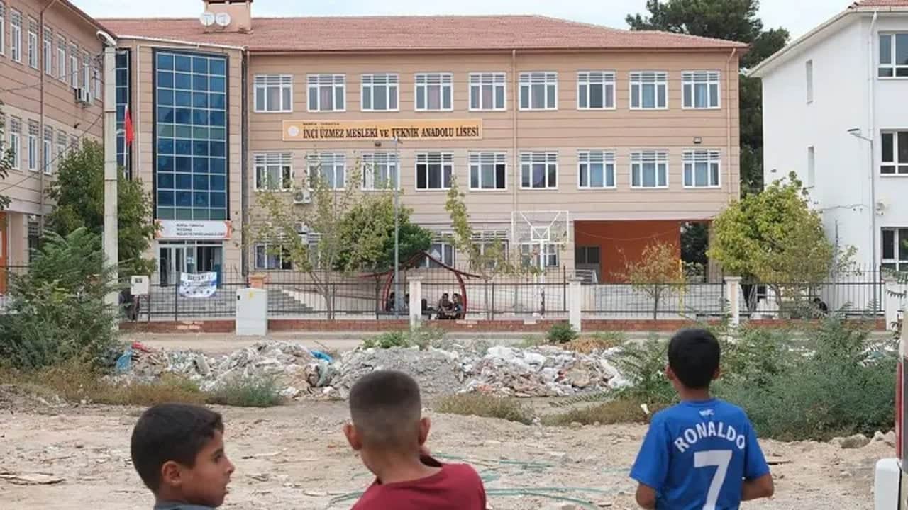 Foto - Valilik son dakika olarak duyurdu! Manisa’daki okul saldırısında yaralanan öğrencilerle ilgili sıcak gelişme
