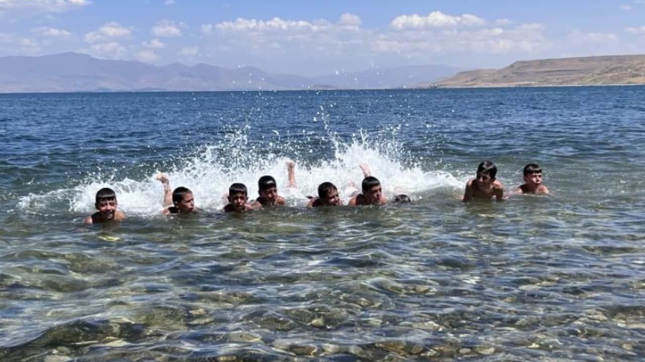 Foto - Van Gölü’nde ilginç yaz geleneği! Çocukların saçları yine sarardı