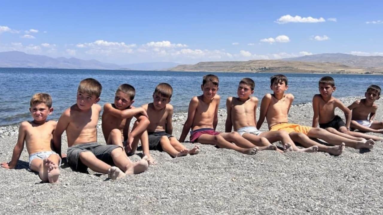 Foto - Van Gölü’nde ilginç yaz geleneği! Çocukların saçları yine sarardı