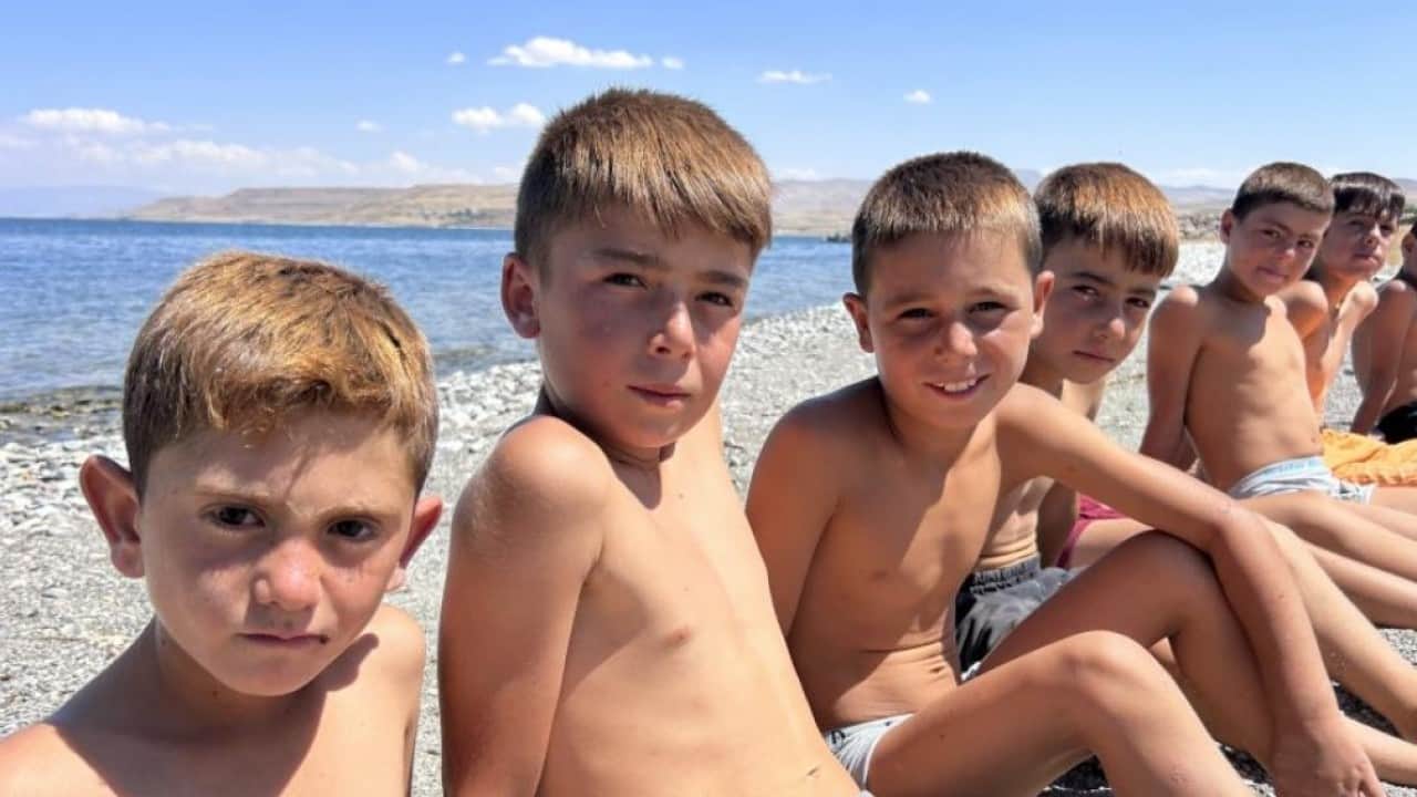 Foto - Van Gölü’nde ilginç yaz geleneği! Çocukların saçları yine sarardı