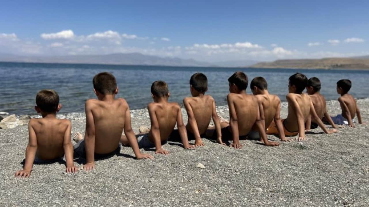 Foto - Van Gölü’nde ilginç yaz geleneği! Çocukların saçları yine sarardı