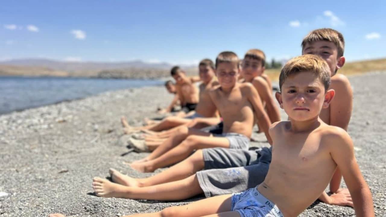 Van Gölü’nde ilginç yaz geleneği! Çocukların saçları yine sarardı
