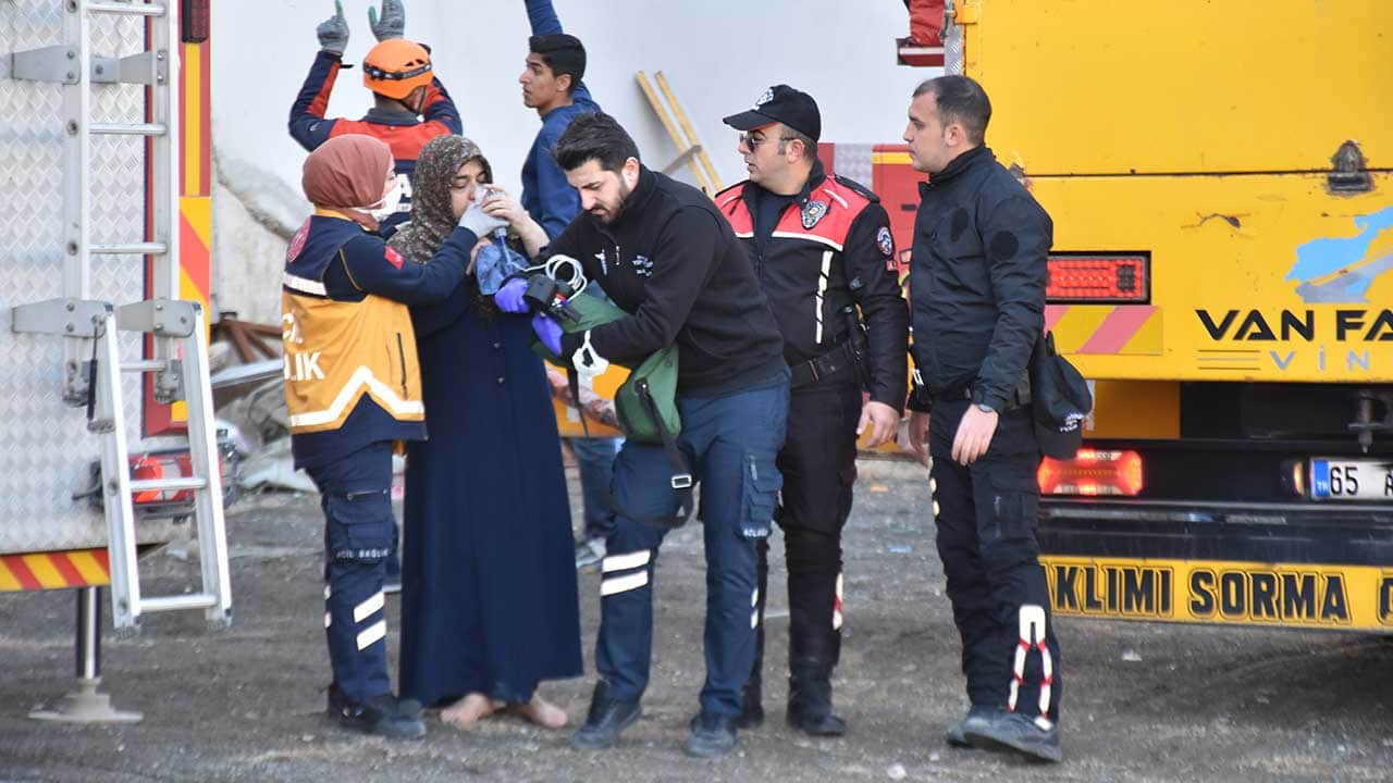 Foto - Van'da korku dolu anlar! 20 kişi ambulanslarla hastaneye kaldırıldı
