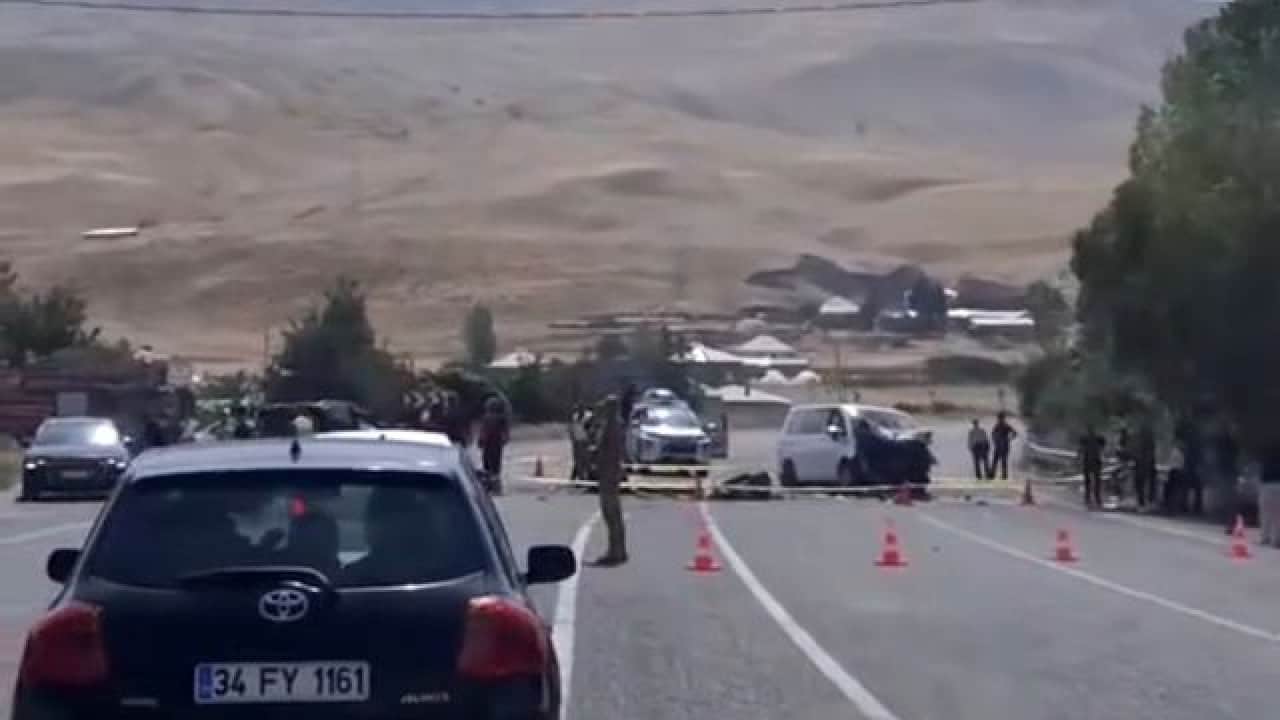 Foto - Van'da korkunç kaza: Araçlar kafa kafaya çarpıştı! Çok sayıda ölü ve yaralı var!