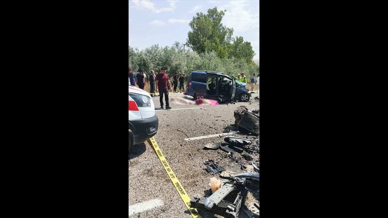 Foto - Van'da korkunç kaza: Araçlar kafa kafaya çarpıştı! Çok sayıda ölü ve yaralı var!