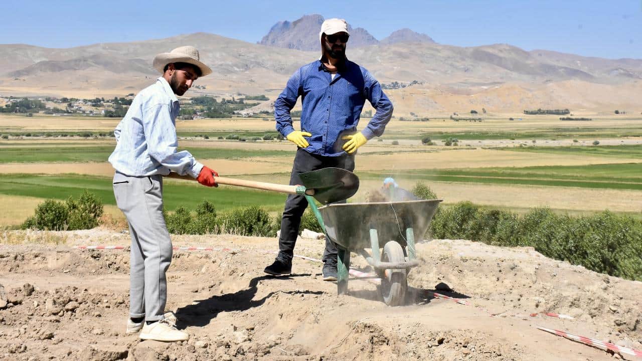 Foto - Van’daki höyükte 5 bin 500 yıllık geçmişin izleri araştırılıyor