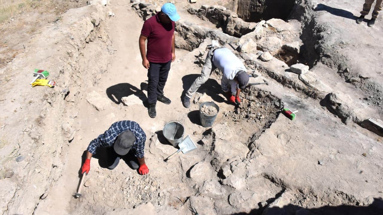 Foto - Van’daki höyükte 5 bin 500 yıllık geçmişin izleri araştırılıyor