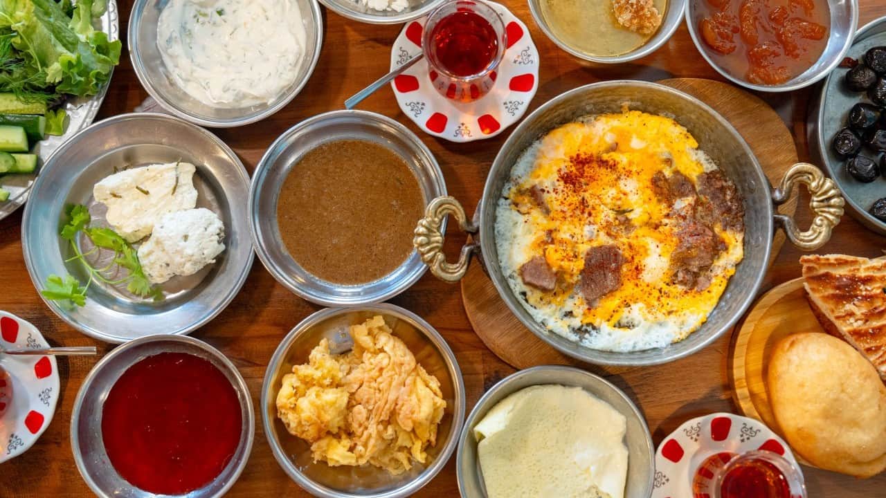 Foto - Van'ın gastronomi mirası lezzet noktalarında yaşatılıyor: Otlu peynir, inci kefali ve...