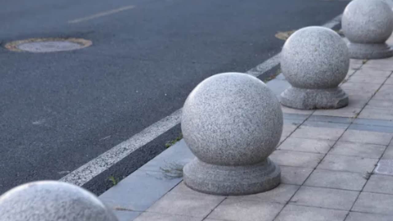 Foto - Ve flaş bilgi gün yüzüne çıktı:Kaldırım kenarındaki beton küreler meğer bu yüzden konulmuş!