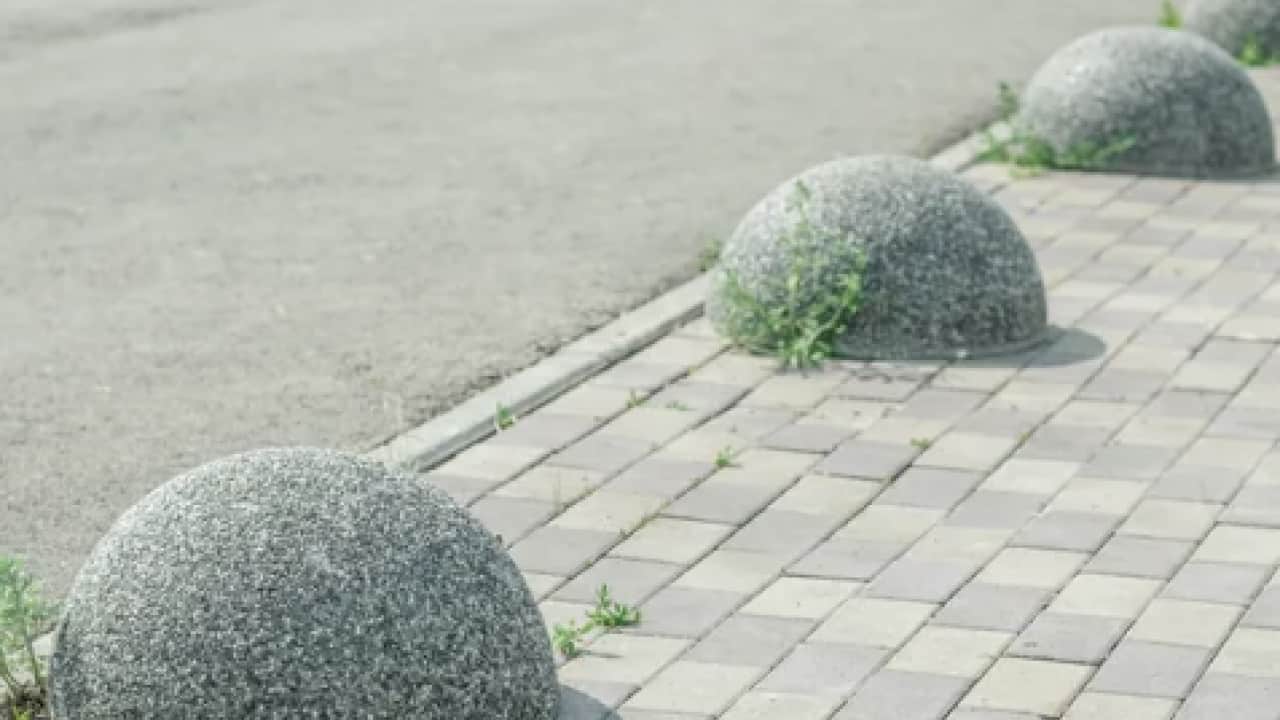 Foto - Ve flaş bilgi gün yüzüne çıktı:Kaldırım kenarındaki beton küreler meğer bu yüzden konulmuş!