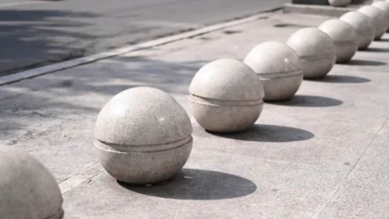Foto - Ve flaş bilgi gün yüzüne çıktı:Kaldırım kenarındaki beton küreler meğer bu yüzden konulmuş!