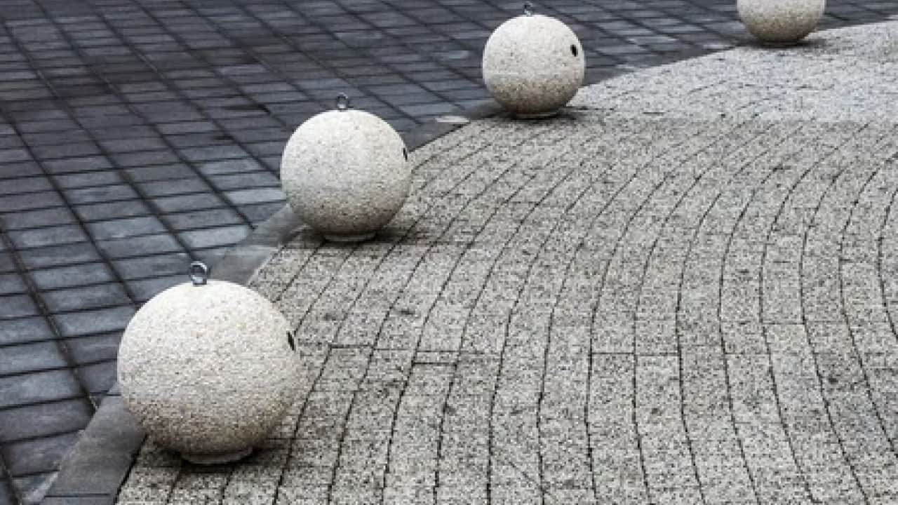 Foto - Ve flaş bilgi gün yüzüne çıktı:Kaldırım kenarındaki beton küreler meğer bu yüzden konulmuş!
