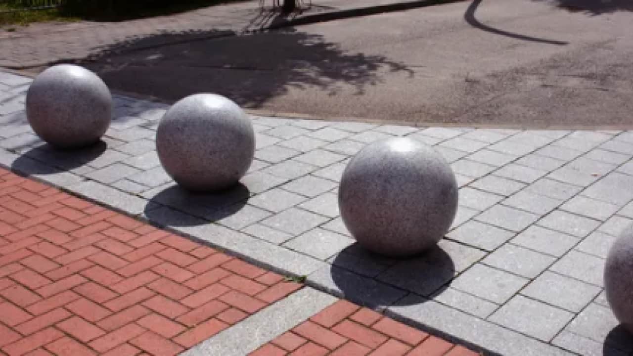 Foto - Ve flaş bilgi gün yüzüne çıktı:Kaldırım kenarındaki beton küreler meğer bu yüzden konulmuş!