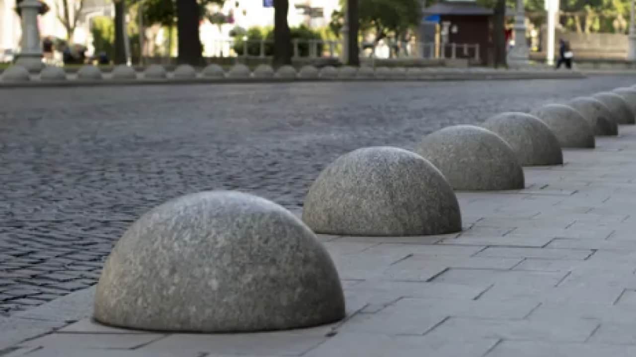 Foto - Ve flaş bilgi gün yüzüne çıktı:Kaldırım kenarındaki beton küreler meğer bu yüzden konulmuş!