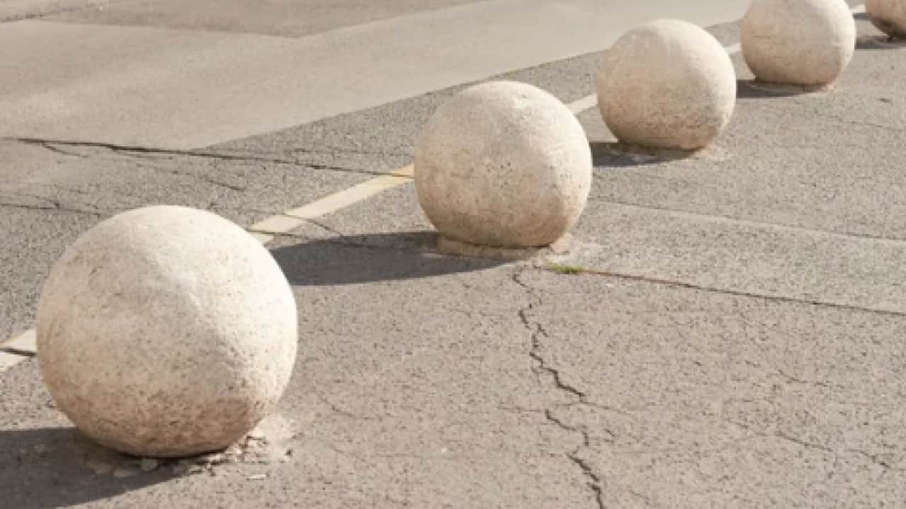 Foto - Ve flaş bilgi gün yüzüne çıktı:Kaldırım kenarındaki beton küreler meğer bu yüzden konulmuş!
