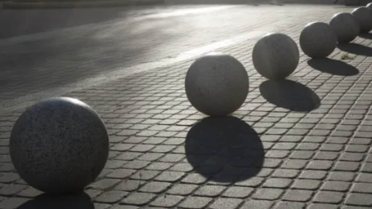 Foto - Ve flaş bilgi gün yüzüne çıktı:Kaldırım kenarındaki beton küreler meğer bu yüzden konulmuş!