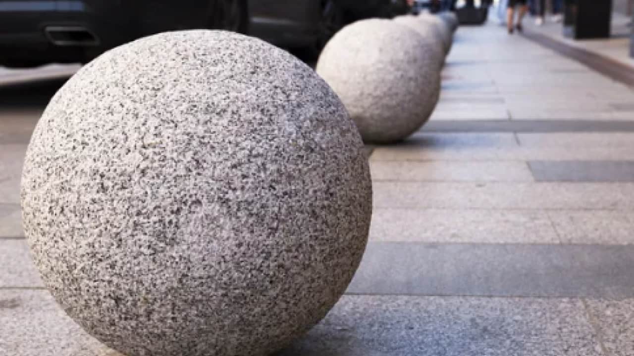 Foto - Ve flaş bilgi gün yüzüne çıktı:Kaldırım kenarındaki beton küreler meğer bu yüzden konulmuş!