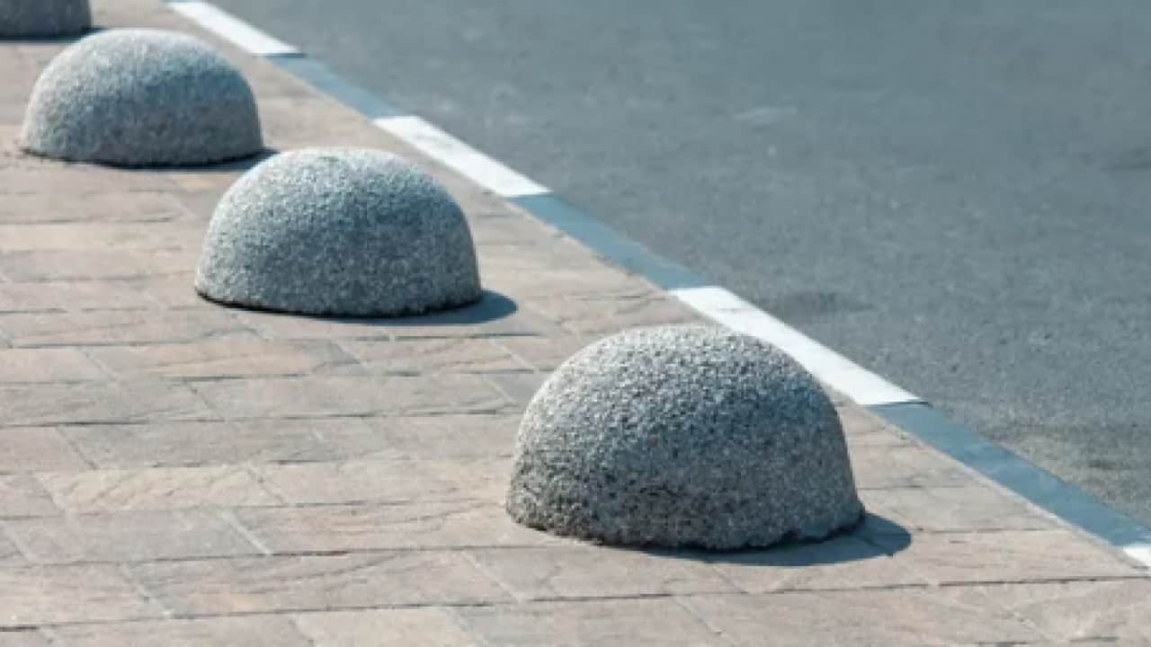 Foto - Ve flaş bilgi gün yüzüne çıktı:Kaldırım kenarındaki beton küreler meğer bu yüzden konulmuş!
