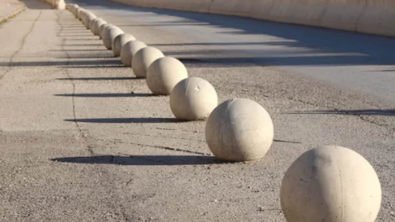 Ve flaş bilgi gün yüzüne çıktı:Kaldırım kenarındaki beton küreler meğer bu yüzden konulmuş!