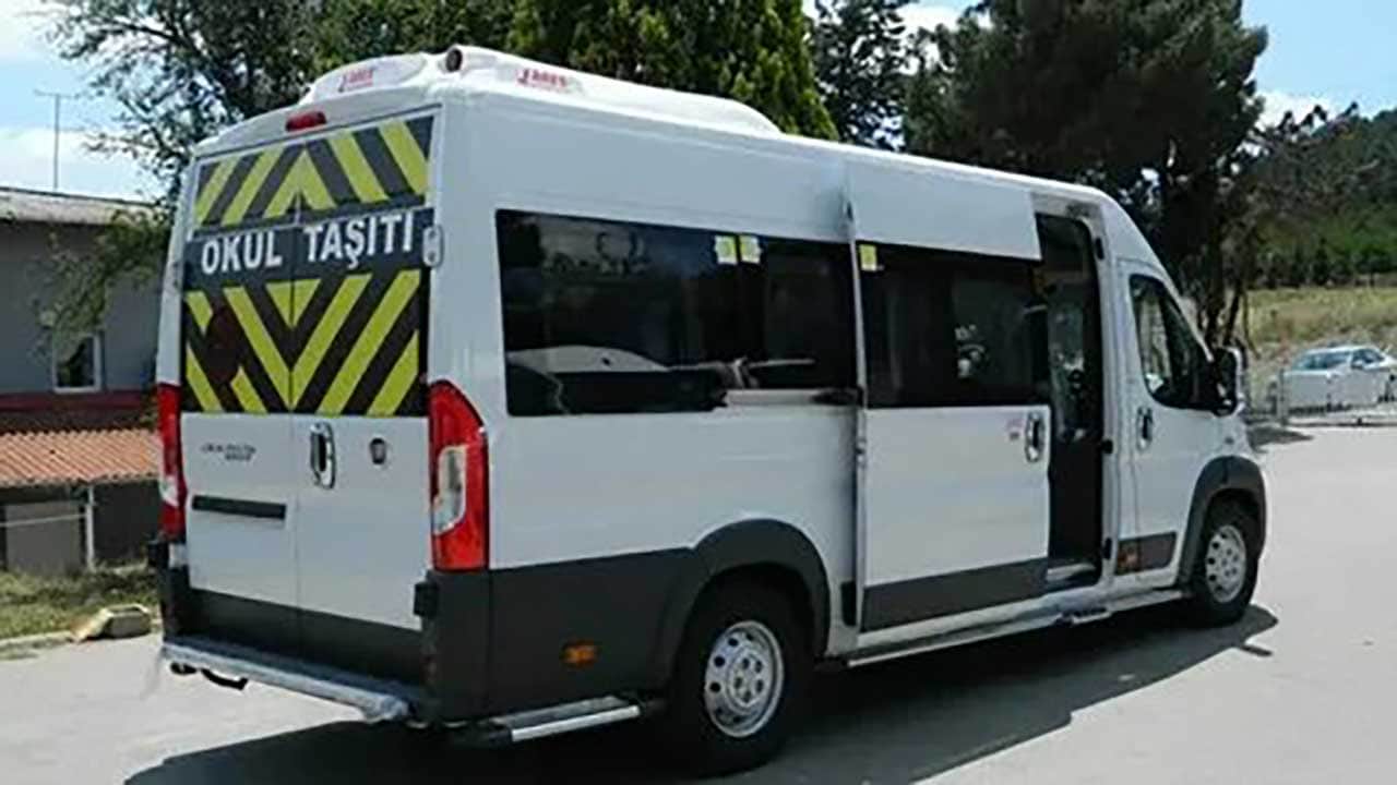 Foto - Velilerden okul servisi için hayati uyarı! Paraya değil plakaya bakın, korsana geçit vermeyin!