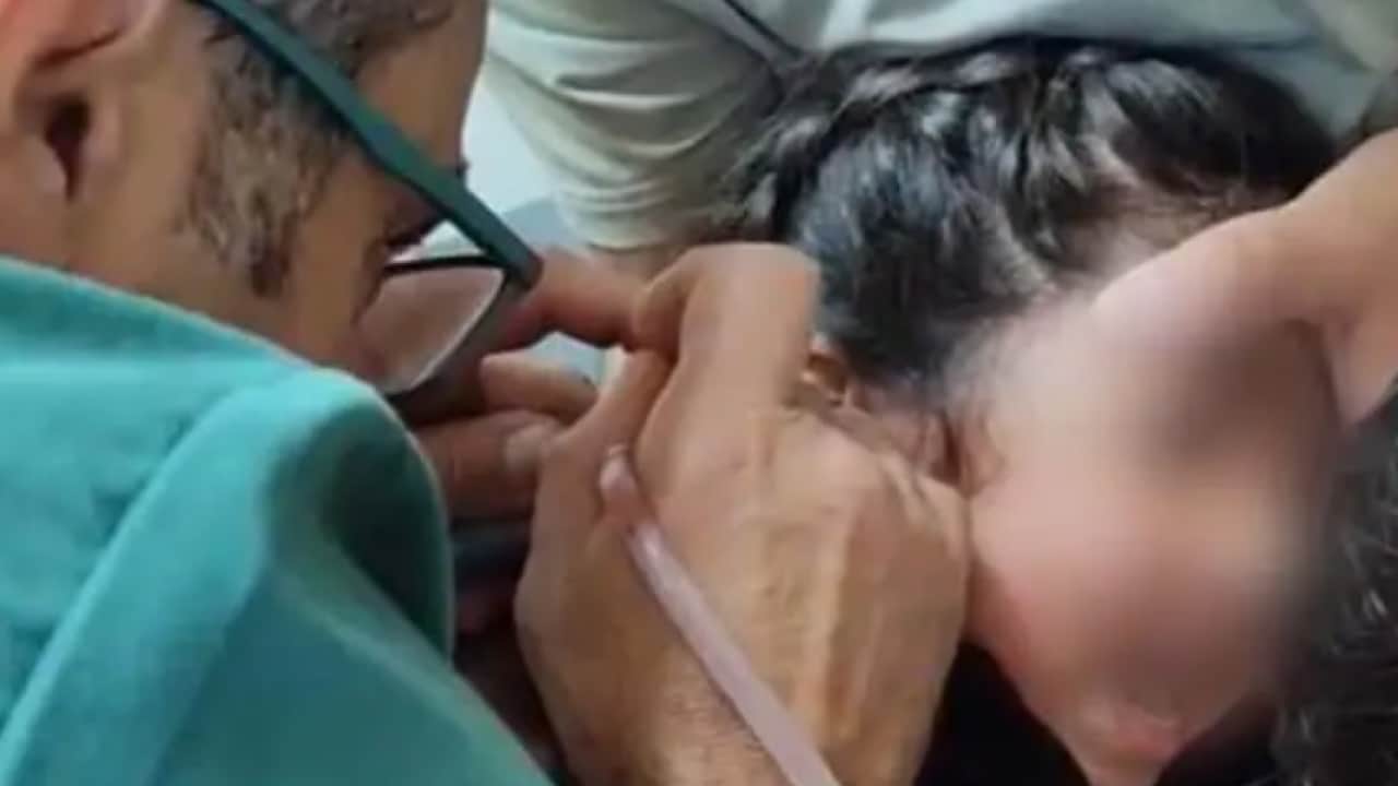 Verilmiş sadakası varmış: 5 yaşındaki çocuğun kulağından çıkan şok etti!