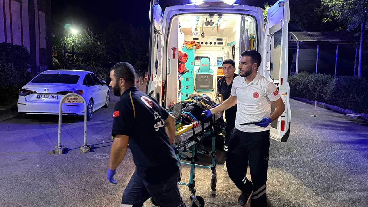 Foto - Virajı alamayan araç uçuruma yuvarlandı: 4 yaralı!