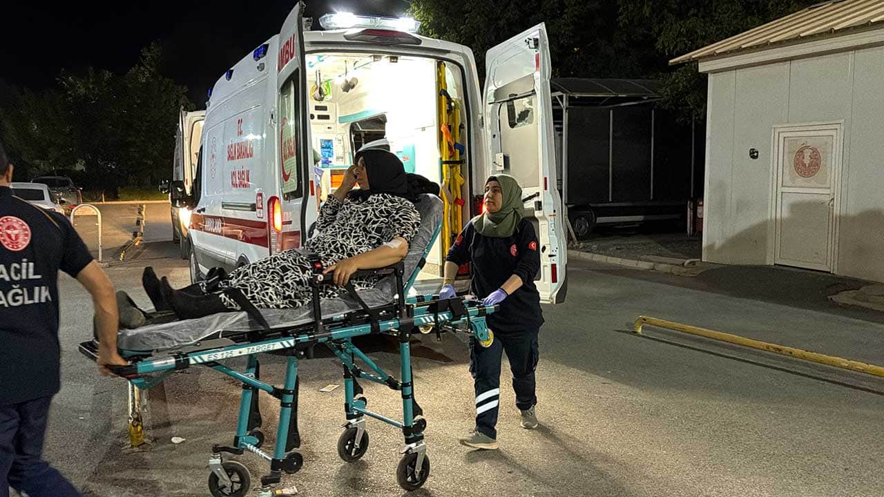 Foto - Virajı alamayan araç uçuruma yuvarlandı: 4 yaralı!