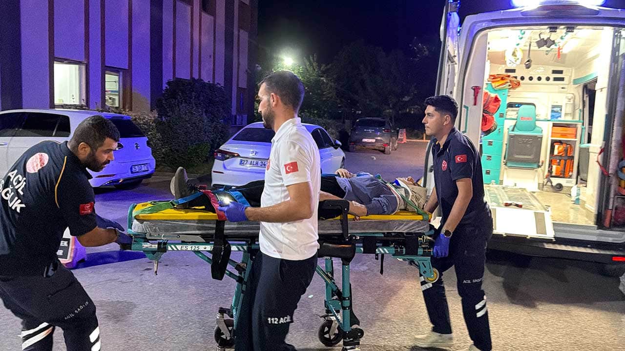 Virajı alamayan araç uçuruma yuvarlandı: 4 yaralı!