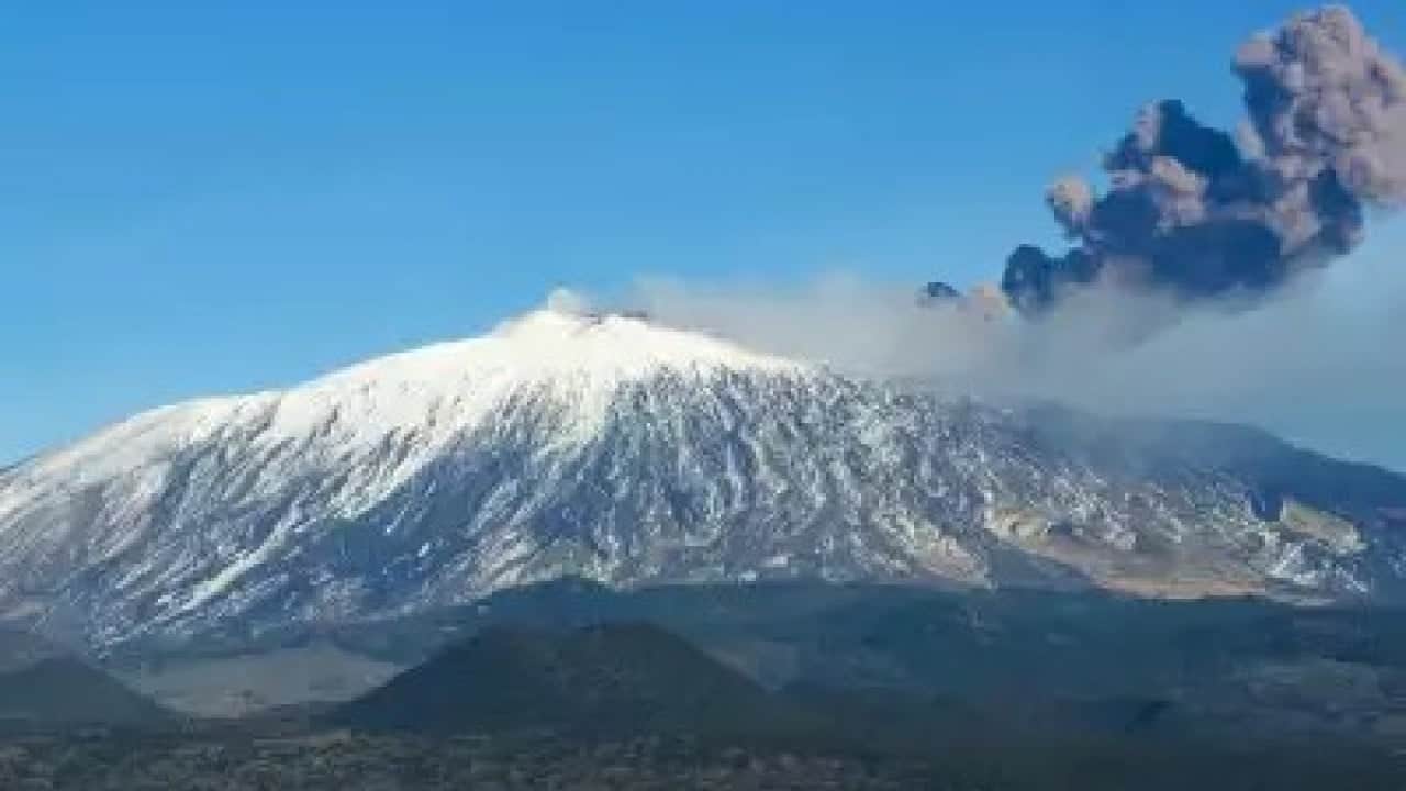 Yanardağ harekete geçti, uçuşlar durdu!