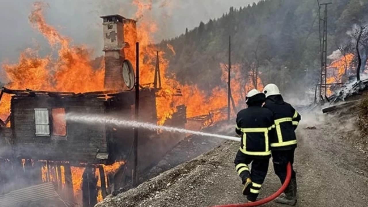 Foto - Yangın kontrolden çıktı: Alevler 10 eve sıçradı!