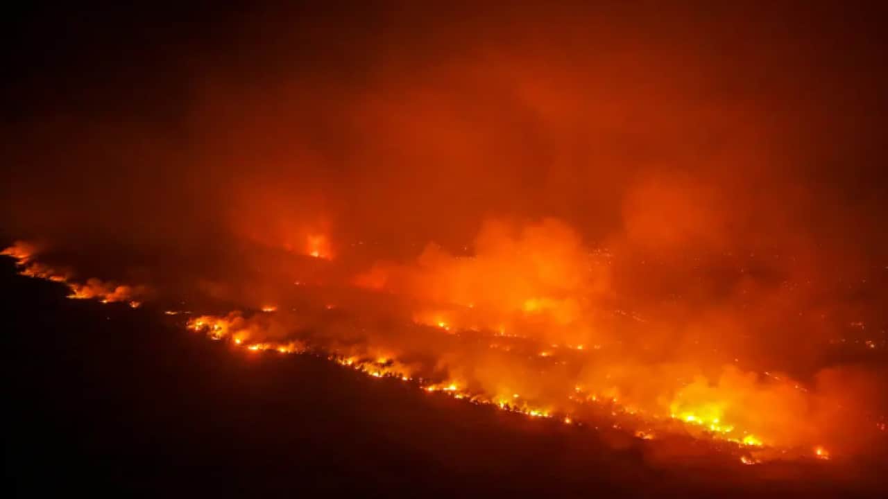 Antalya bir gündür yanıyor! Dikkat çeken plakasız araç detayı!
