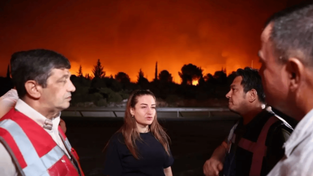 Foto - Antalya bir gündür yanıyor! Dikkat çeken plakasız araç detayı!