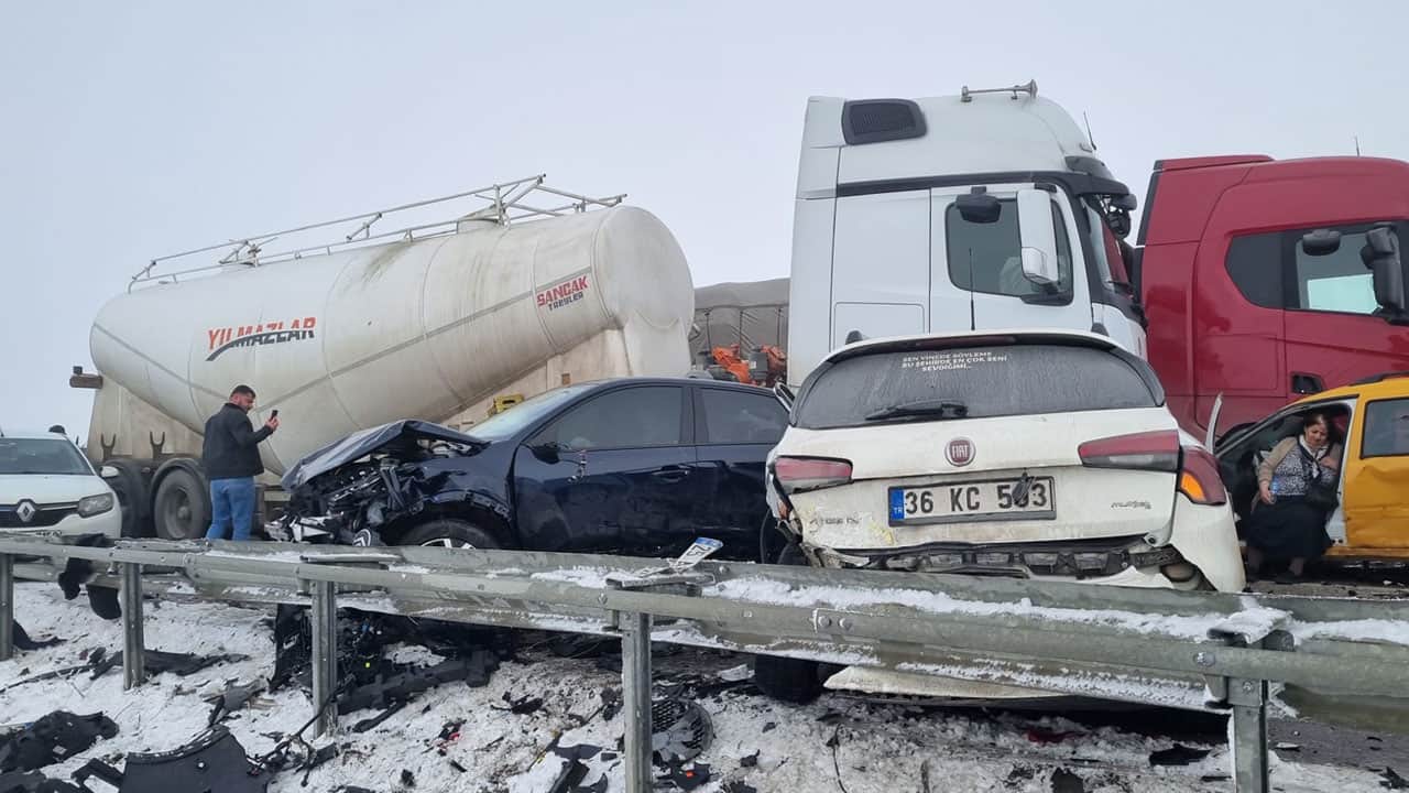 Foto - Yaralıları taşımak için ambulans yetişmedi! Erzurum'da can pazarı: 1 ölü, 31 yaralı