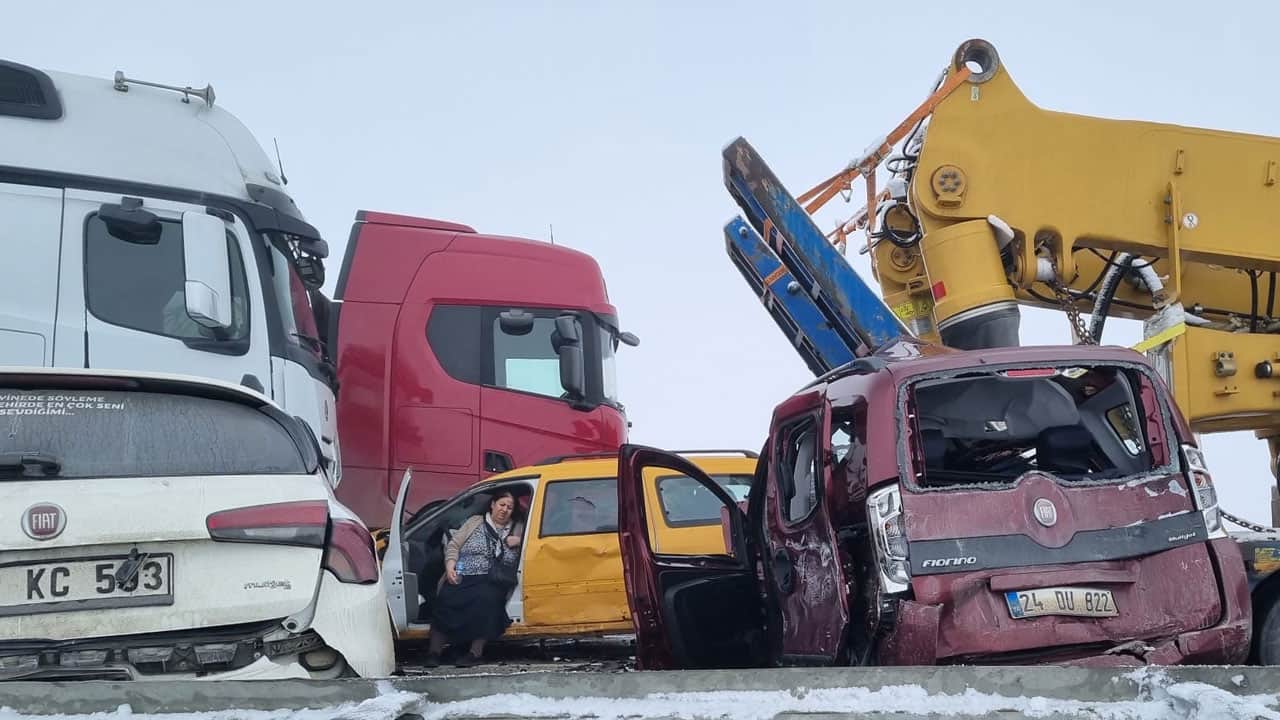 Foto - Yaralıları taşımak için ambulans yetişmedi! Erzurum'da can pazarı: 1 ölü, 31 yaralı