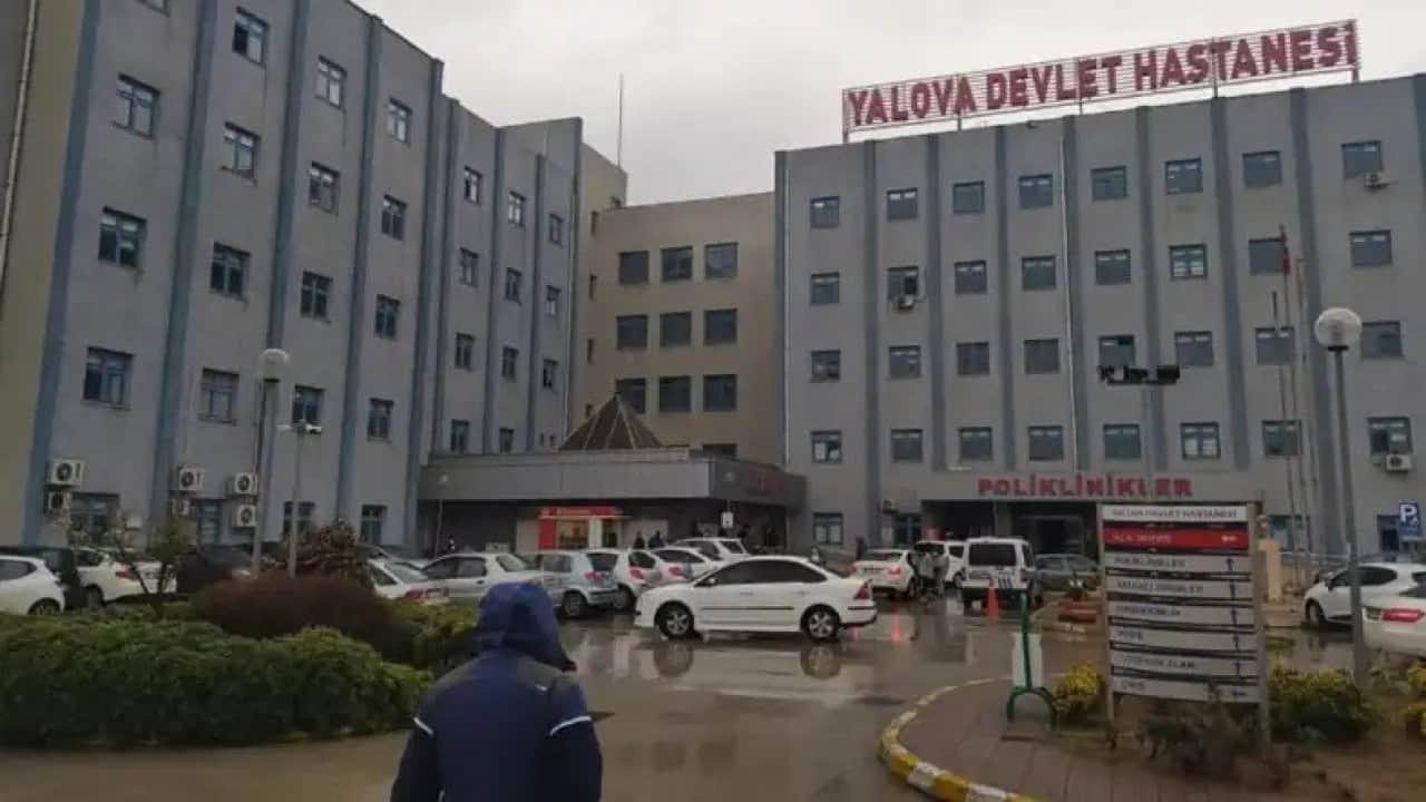 Foto - Yalova'da gerginlik sürüyor! Öfkeli halk hastaneyi bastı